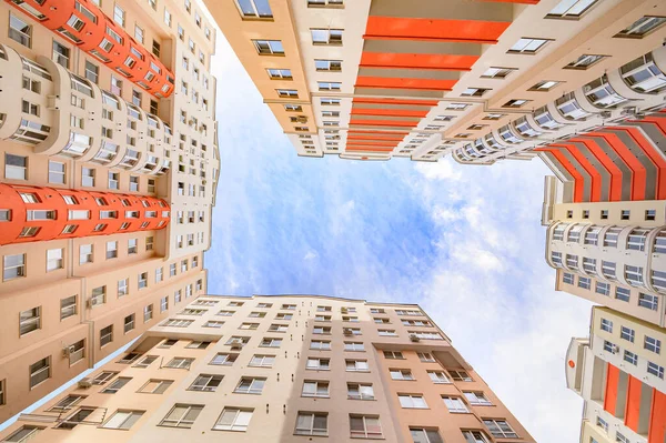 Amplio ángulo de tiro de la marca nuevos edificios de apartamentos exterior — Foto de Stock