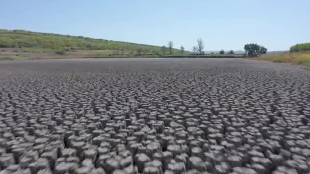Посуха глибоко тріснула землю під блакитним небом — стокове відео