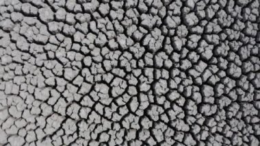 Kuraklık, Güneş tarafından aydınlatılan dünyanın yüzeyini çatlattı.