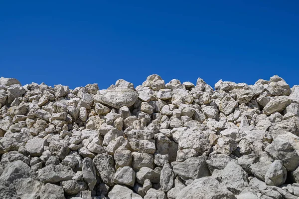 Grande pilha de rochas e pedras em um monte — Fotografia de Stock