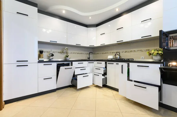 Moderne klassische weiße Kücheneinrichtung — Stockfoto
