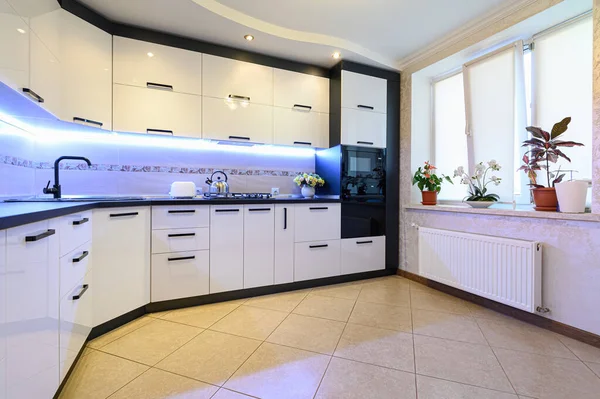 Interior de cocina moderna blanca — Foto de Stock