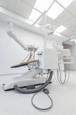 Özel ekipmanlı diş cerrahisi odasının içi