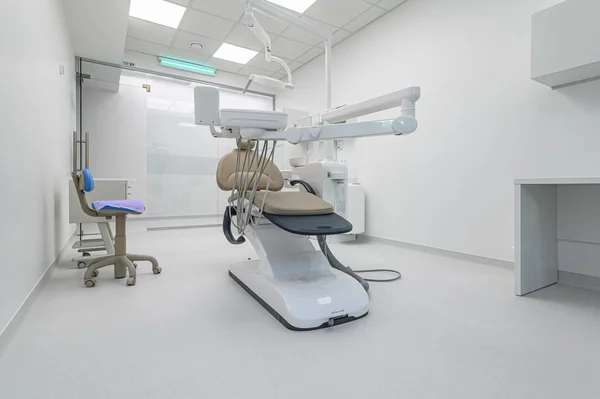 Interiér zubní ordinace se speciálním vybavením — Stock fotografie
