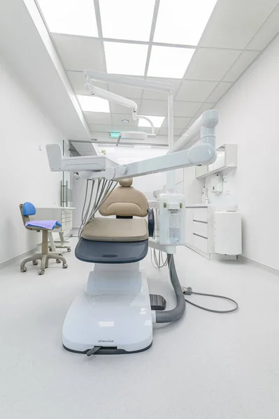 Interno della sala di chirurgia dentale con attrezzature speciali — Foto Stock