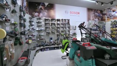 Çoğu Bosch markasından olmak üzere çeşitli elektrikli aletlerle bir DIY dükkanındaki rafların panoraması.