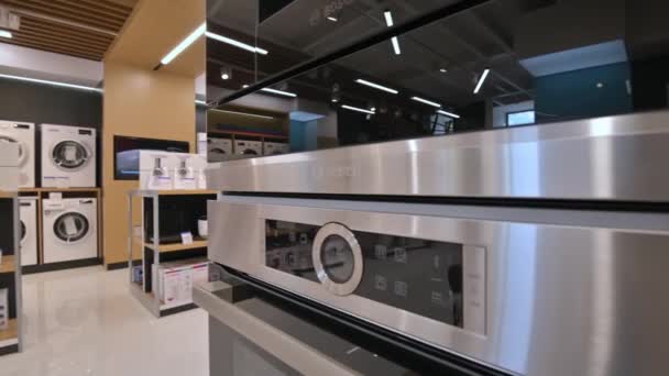 Keukenapparatuur in een winkel voor huishoudelijke apparaten — Stockvideo