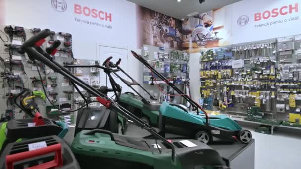 Çoğu Bosch markasından olmak üzere çeşitli elektrikli aletlerle bir DIY dükkanındaki rafların panoraması. — Stok video