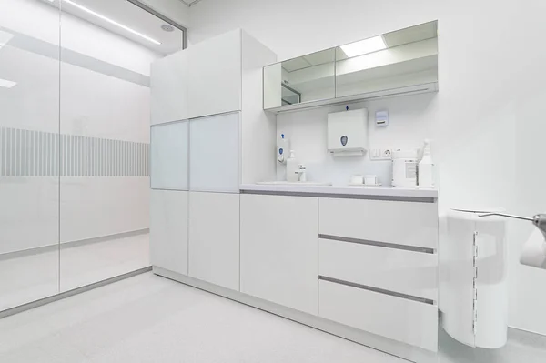 Белая медицинская мебель в стоматологическом кабинете — стоковое фото