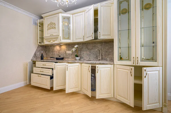 Intérieur de cuisine néoclassique beige simple et luxueux — Photo