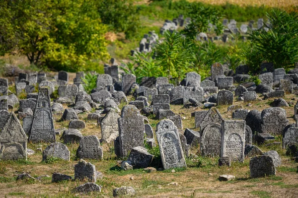 Oude grafstenen op de oude Joodse begraafplaats in Vadul liu Rascov in Moldavië — Stockfoto