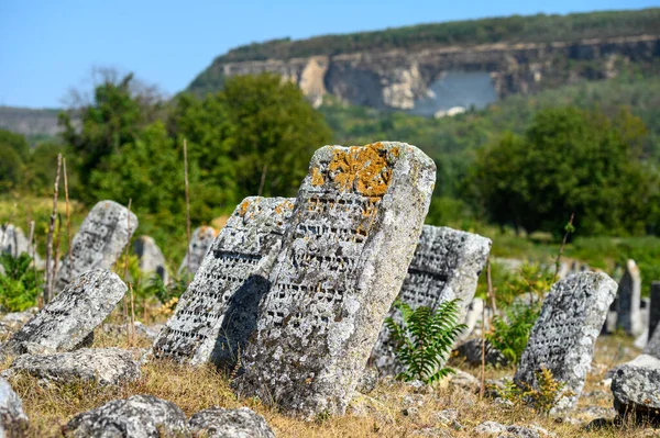 Antiguas lápidas en el antiguo cementerio judío de Vadul liu Rascov en Moldavia — Foto de Stock