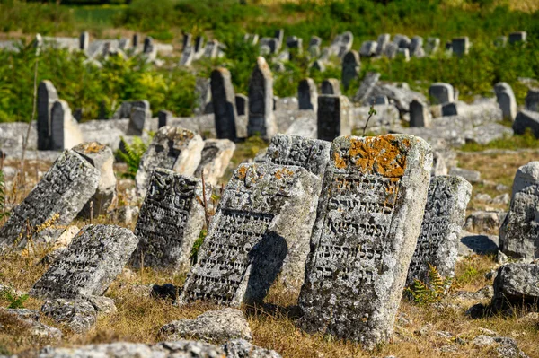 Antiguas lápidas en el antiguo cementerio judío de Vadul liu Rascov en Moldavia —  Fotos de Stock