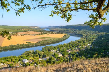Moldova 'nın Socola köyünün tepesinden Dinyester Nehri' ne bakın.