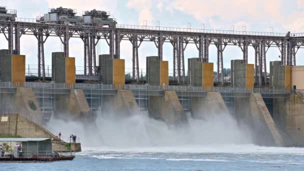 Einleitung von Wasser aus dem Damm des Wasserkraftwerks — Stockvideo