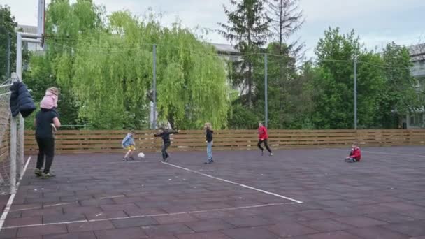 Děti všech věkových kategorií hraje fotbal AKA fotbal v rezidenční čtvrti — Stock video