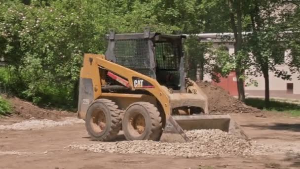 Skid steer loader solo de areia em movimento na área de construção ao ar livre — Vídeo de Stock