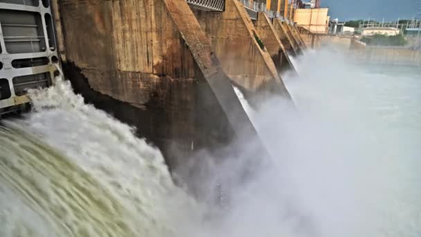 Вода из плотины гидроэлектростанции — стоковое видео