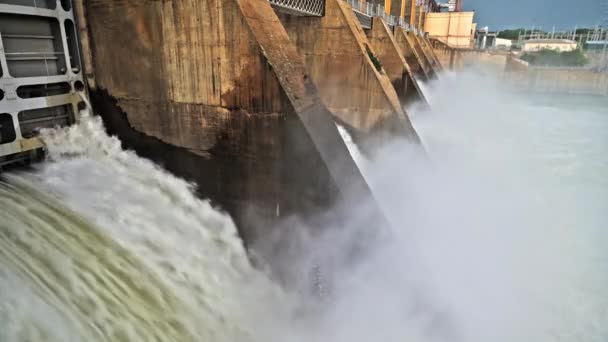 Descarga de agua de la presa de la central hidroeléctrica — Vídeos de Stock