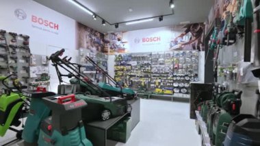 Çoğu Bosch markasından olmak üzere çeşitli elektrikli aletlerle bir DIY dükkanındaki rafların panoraması.