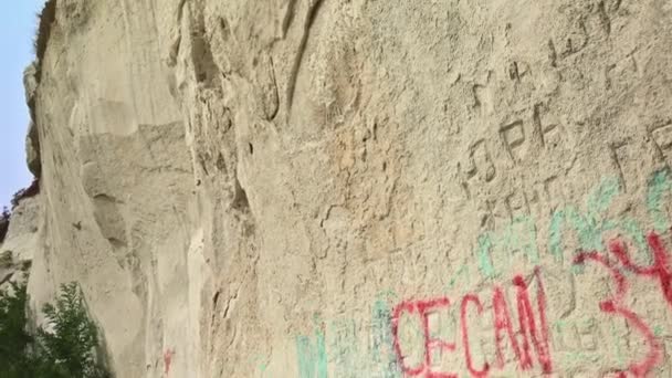 Меловая стена над Бечирским ущельем недалеко от Сороки, Молдова — стоковое видео