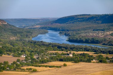 Moldova 'nın Socola köyünün tepesinden Dinyester Nehri' ne bakın.