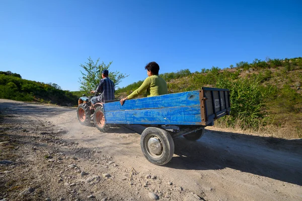 Mini tracteur avec passagers sur la route de montagne de terre au nord de la Moldavie — Photo