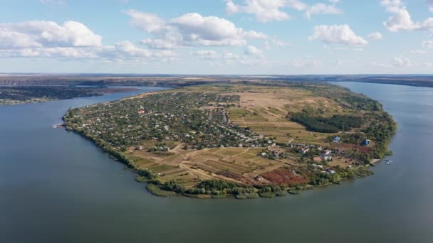 Luchtfoto van hoefijzervormige bocht van de Dnjestr bij Molovata Noua in Moldavië — Stockvideo
