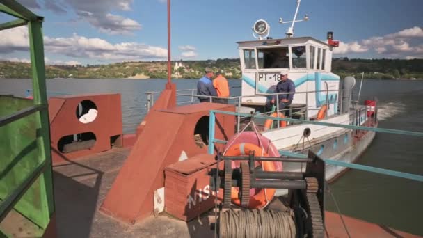 De oude, maar sovjetveerboot aan de Dnjestrivier pendelt tussen Molovata en Molovata-Noua dorpen, Moldavië — Stockvideo