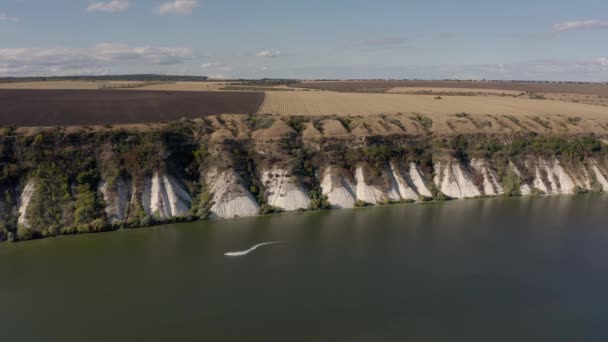 Veduta aerea della riva del fiume Dniester vicino al villaggio Molovata in Moldavia — Video Stock
