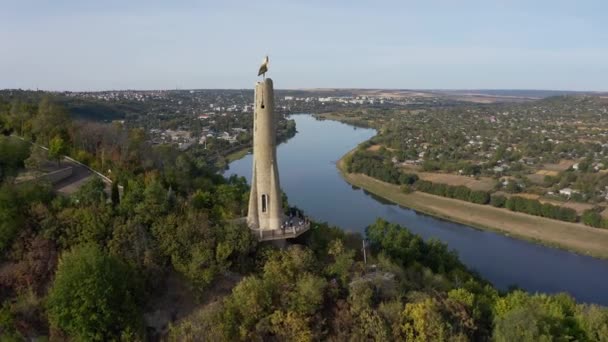 Letecká panenka záběr na památník svíčky díkůvzdání poblíž Soroca, Moldavská republika. — Stock video