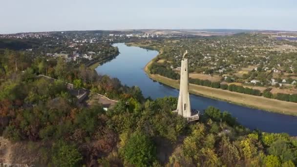 Moldova Cumhuriyeti 'nin Soroca kenti yakınlarındaki Şükran Günü Anıtı' nın havadan çekilmiş resmi.. — Stok video