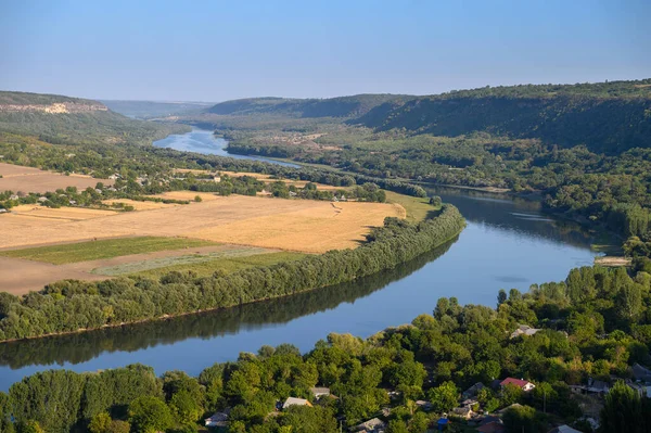 Вид на реку Днестр с вершины холма села Сокола, Молдова — стоковое фото