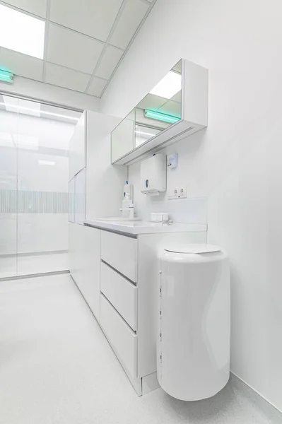 Белая медицинская мебель в стоматологическом кабинете — стоковое фото