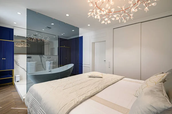 Велике зручне двоспальне ліжко в елегантній класичній спальні — стокове фото