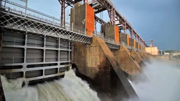 Água de descarga da barragem da central hidroeléctrica — Vídeo de Stock