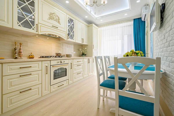 Beige, furniture putih dan sian di dapur dengan gaya provence, — Stok Foto