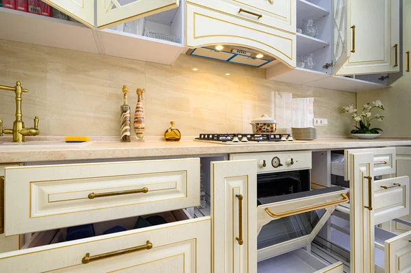 Beige Möbel in der Küche im Provence-Stil, alle Türen offen — Stockfoto