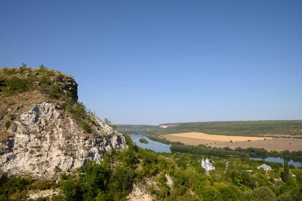 Uitzicht op Socola dorp en Dnjestr rivier vanaf de hoge klif, Moldavië — Stockfoto