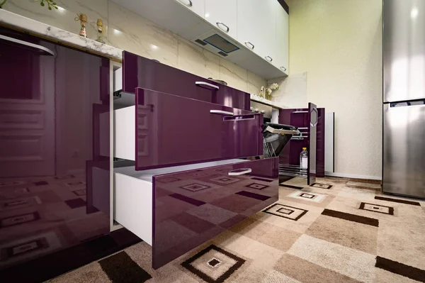 Фиолетовая и белая современная кухонная мебель, вид спереди — стоковое фото