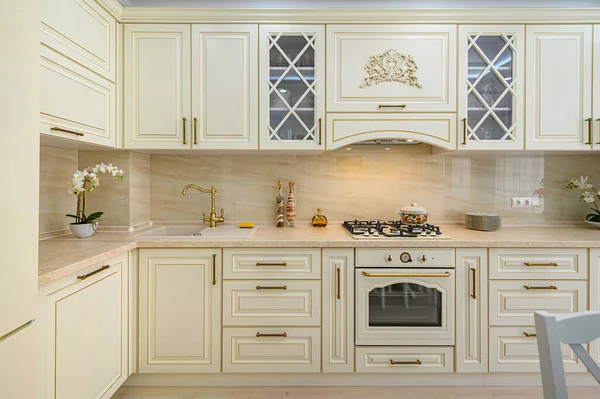 Beżowe meble w kuchni w stylu prowansalskim, widok z przodu — Zdjęcie stockowe