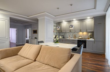 Modern tarzda gri ve beyaz bir mutfak.