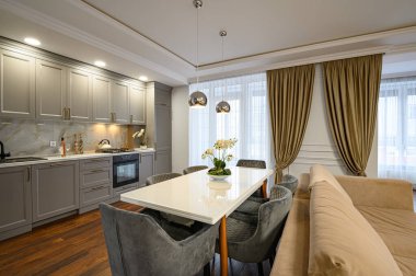 Gri ve beyaz lüks mutfak modern tarzda.