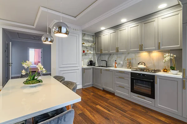 현대적 인 스타일의 회색 과 흰색 고급 주방 — 스톡 사진