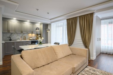 Gri ve beyaz lüks mutfak modern tarzda.