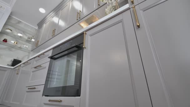 Cucina di lusso grigia e bianca in stile moderno — Video Stock