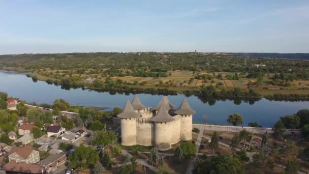 Moldova 'nın Soroca kentindeki ortaçağ kalesinin havadan çekilmiş görüntüleri.. — Stok video