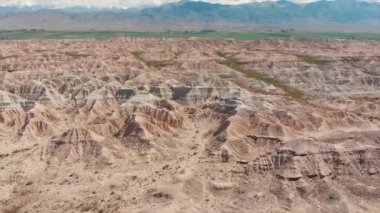 Ukrayna (peri masalı) Kanyon kırmızı renkli kaya oluşumları. Issyk-Kul Gölü Kırgızistan Orta Asya. Dron Arial ateş.