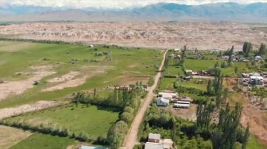 Ukrayna (peri masalı) Kanyon kırmızı renkli kaya oluşumları. Issyk-Kul Gölü Kırgızistan Orta Asya. Dron Arial ateş.