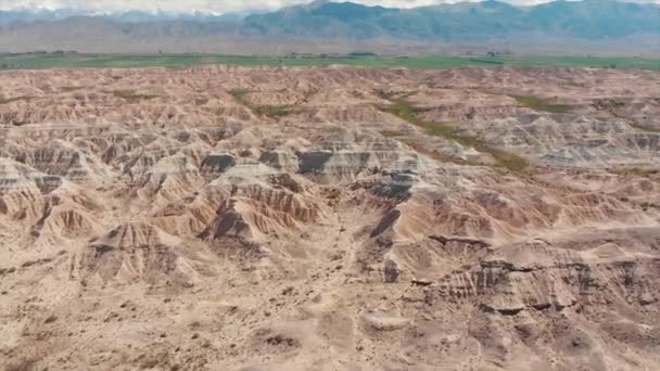 彩色红岩形成的斯卡兹卡 吉尔吉斯斯坦中亚伊塞克湖 阿瑞尔射击 — 图库视频影像